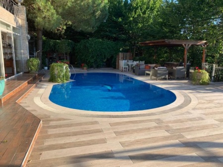 Piscine coque &agrave; B&ucirc; : pourquoi opter pour le polyester ?